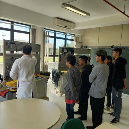 Visita dos alunos às bancadas de Automação Industrial no Laboratório de Metrologia