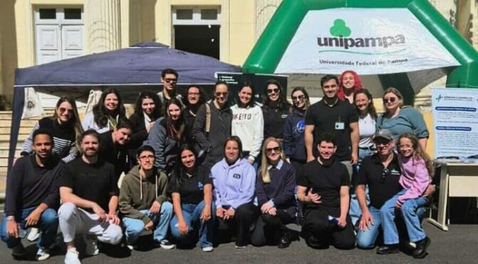 Discentes de RI apresentam o curso para estudantes na Feira das Profissões