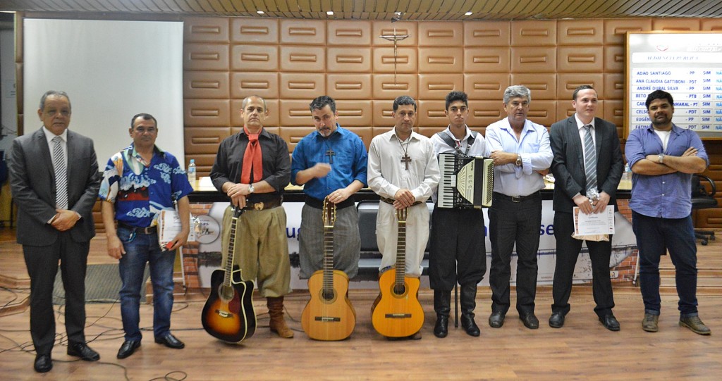 Foto oficial com os debatedores e o grupo Os Angüeras